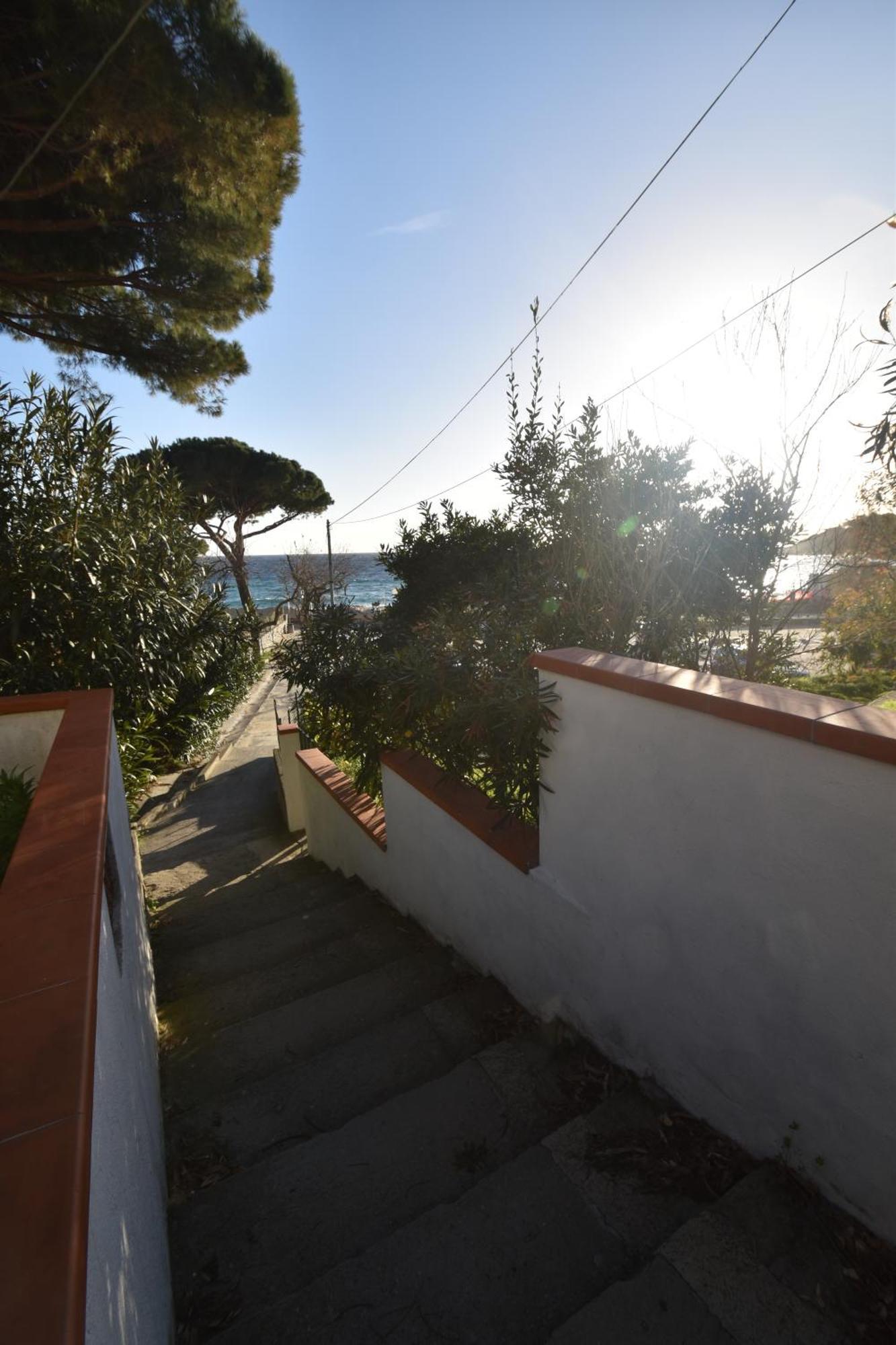 Appartamenti Cavoli - Vista Mare Con Terrazze, Clima E Posti Auto Spiaggia di Cavoli Kültér fotó