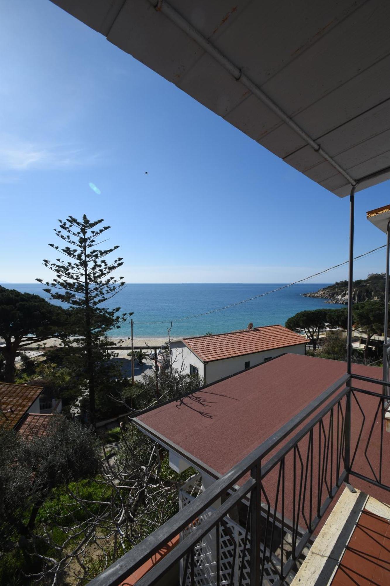 Appartamenti Cavoli - Vista Mare Con Terrazze, Clima E Posti Auto Spiaggia di Cavoli Kültér fotó