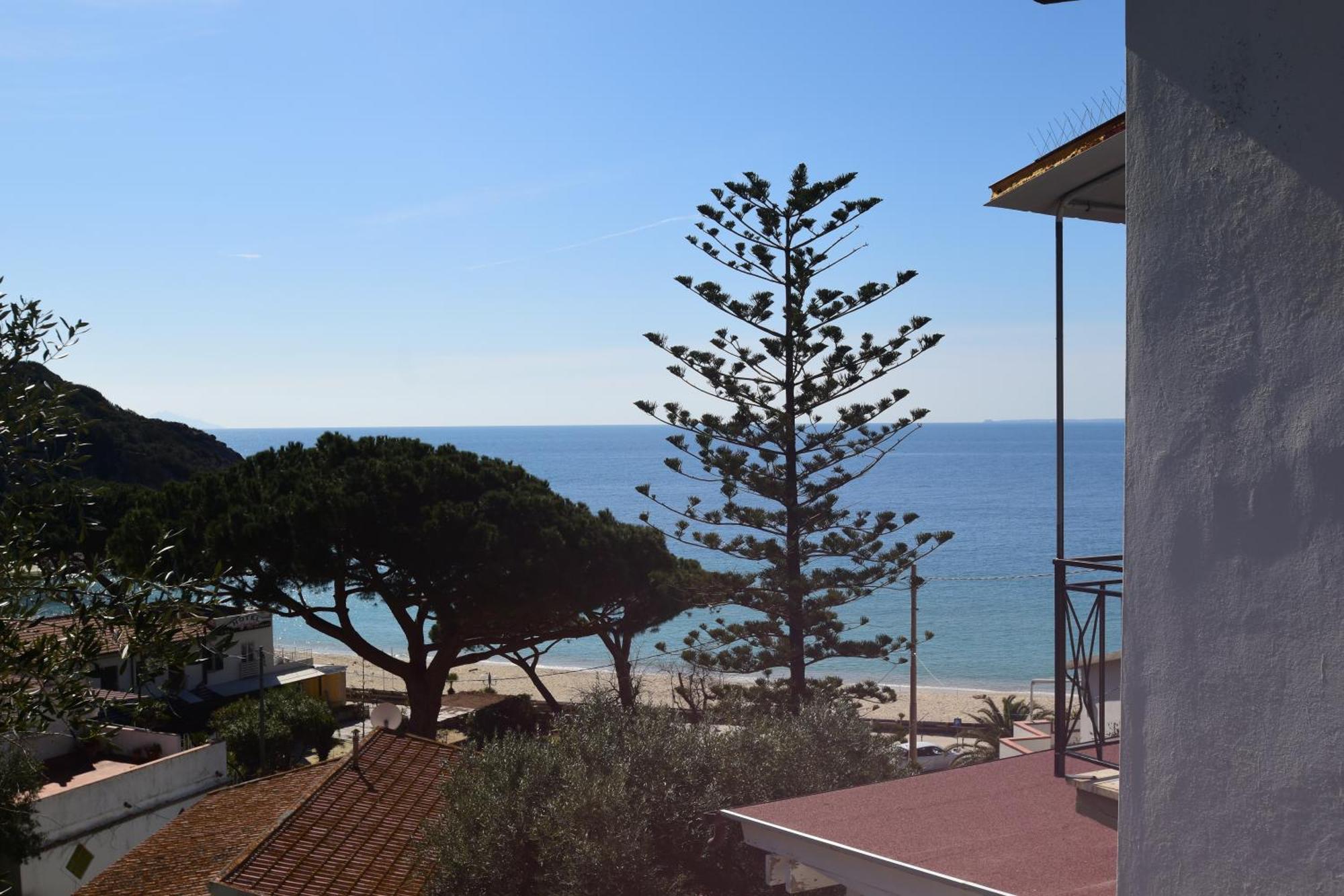 Appartamenti Cavoli - Vista Mare Con Terrazze, Clima E Posti Auto Spiaggia di Cavoli Kültér fotó