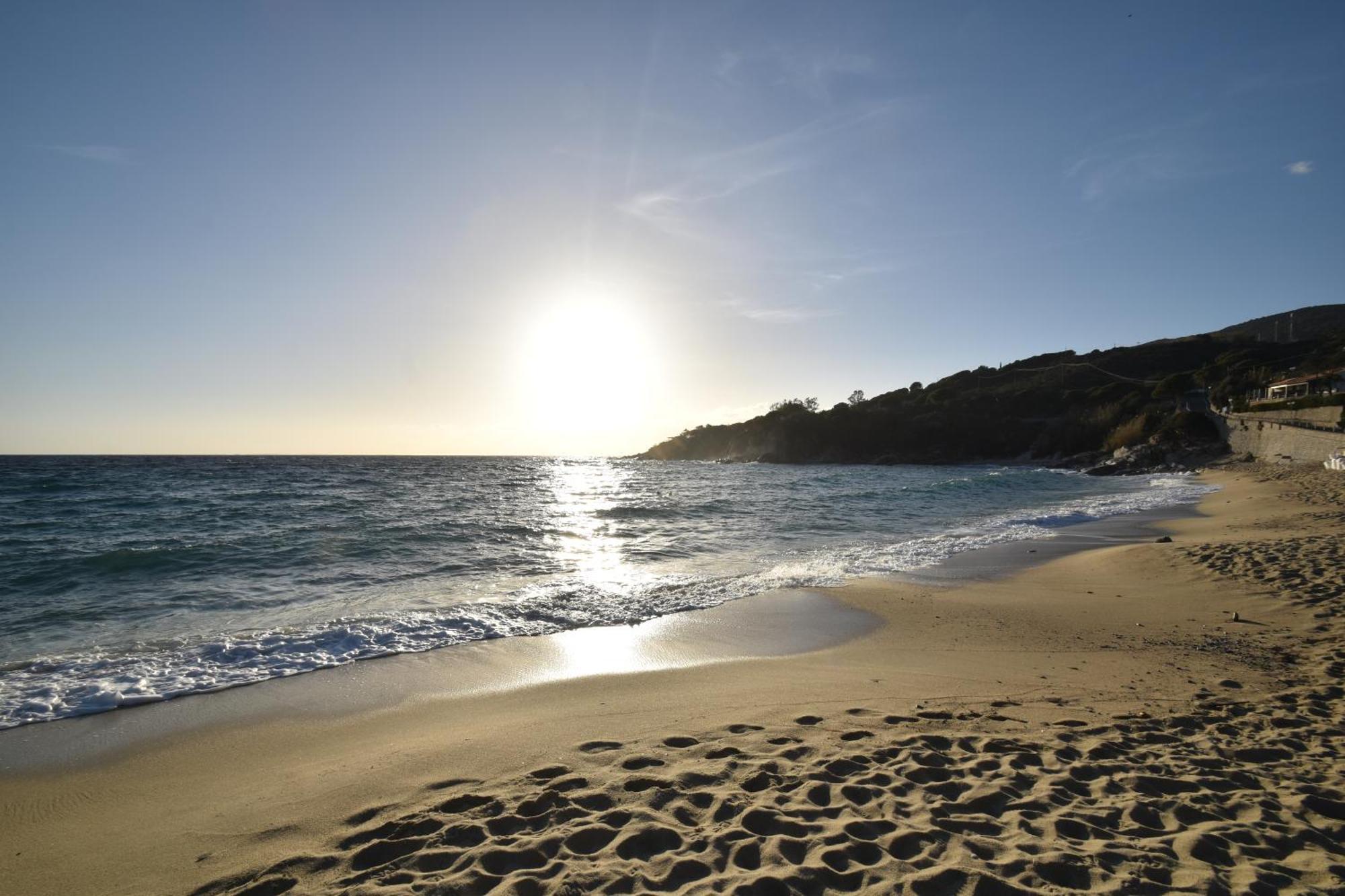 Appartamenti Cavoli - Vista Mare Con Terrazze, Clima E Posti Auto Spiaggia di Cavoli Kültér fotó